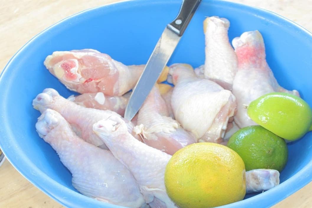 Como limpar o frango antes de o cozinhar?